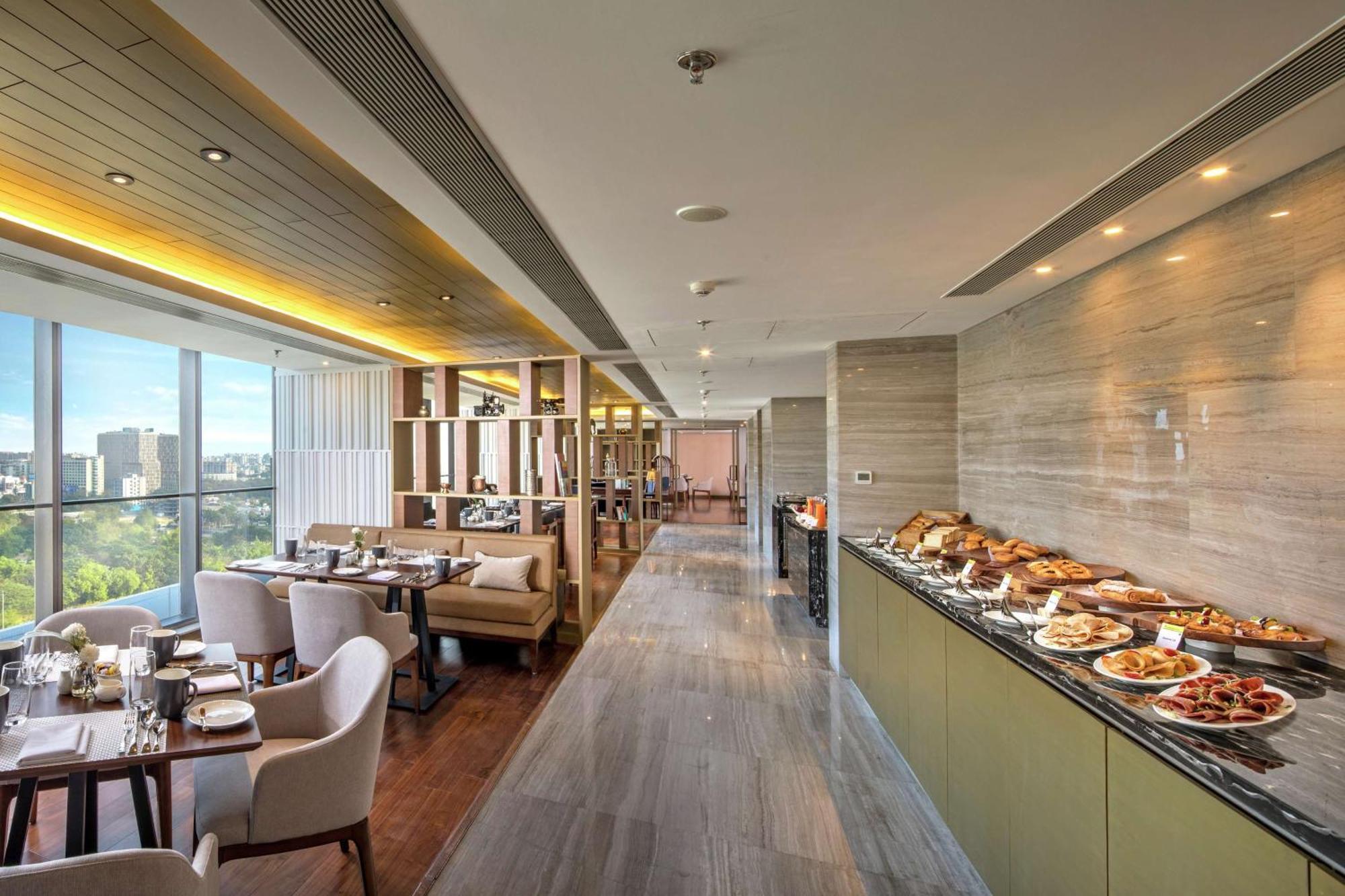 Doubletree By Hilton Ahmedabad Hotell Eksteriør bilde