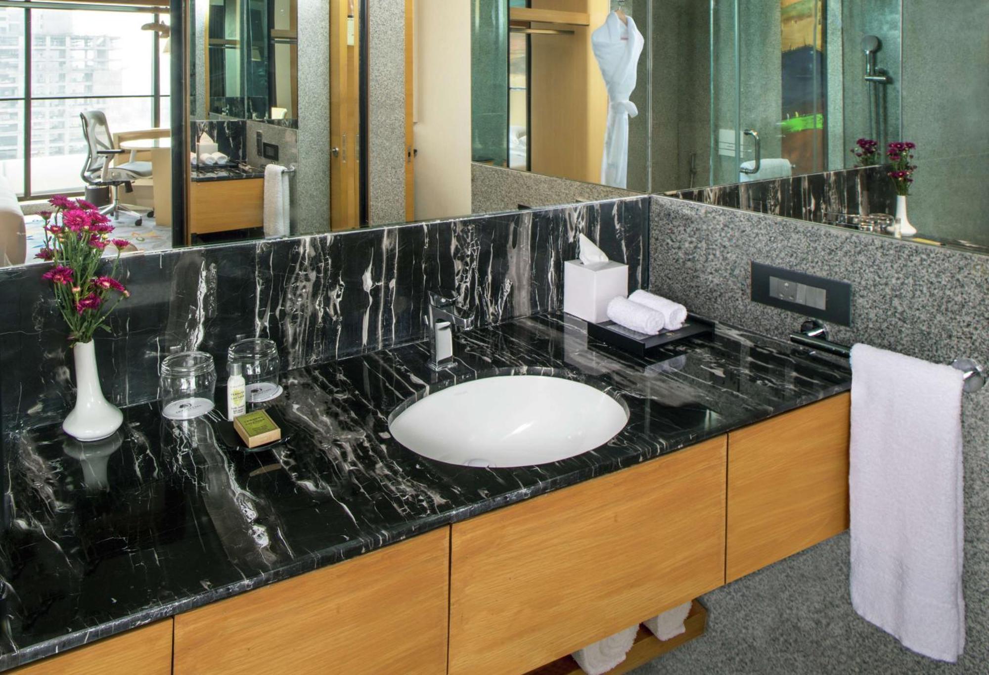 Doubletree By Hilton Ahmedabad Hotell Eksteriør bilde
